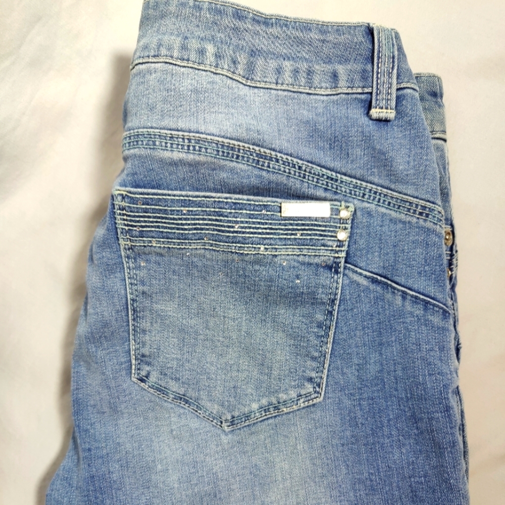 Chicos So Lifting Crop Jeans in Light Denim with Rhinestone Details, Sz 1 (US 8)
